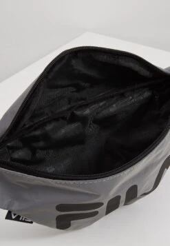 Fila Waist Bag Slim Reflective - Sac Banane - Silver -Magasin De Mode Et De Sport ef53d7b3f728403ea77035a23f70f335