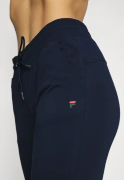 Fila Ida - Pantalon De Survêtement - Navy 9 Fila Ida - Pantalon De Survêtement - Navy -Magasin De Mode Et De Sport f277b86a461f4d98a332513d5dd4dc76 scaled