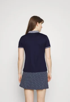 Fila Emma - Polo - Navy 8 Fila Emma - Polo - Navy -Magasin De Mode Et De Sport f72bff8b4a804de88347dc9135d995c9 scaled