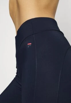 Fila Short Joleen - Collants - Navy 9 Fila Short Joleen - Collants - Navy -Magasin De Mode Et De Sport fa0e1151076046dd8d6ad2fc8189ac7d scaled
