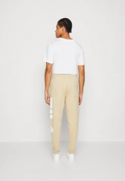 Fila Bronte Pants Unisex - Pantalon De Survêtement - Fields Of Rye -Magasin De Mode Et De Sport fff6a76291ab4b03b5bfd2e38786c4cc scaled